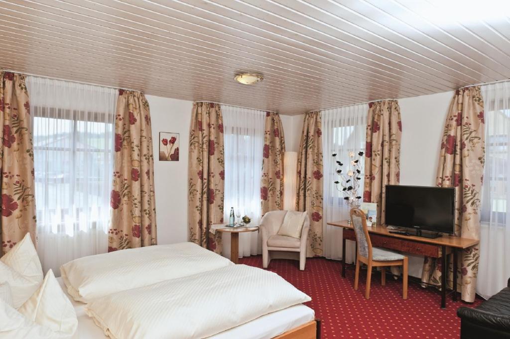 Hotel Landgasthof Kranz Huefingen Bagian luar foto